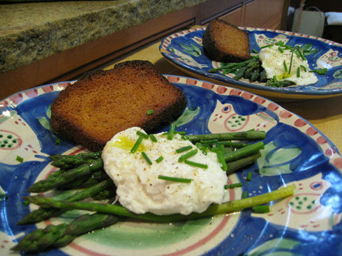 You are currently viewing Home Grown Meal: Poached Eggs with Asparagus