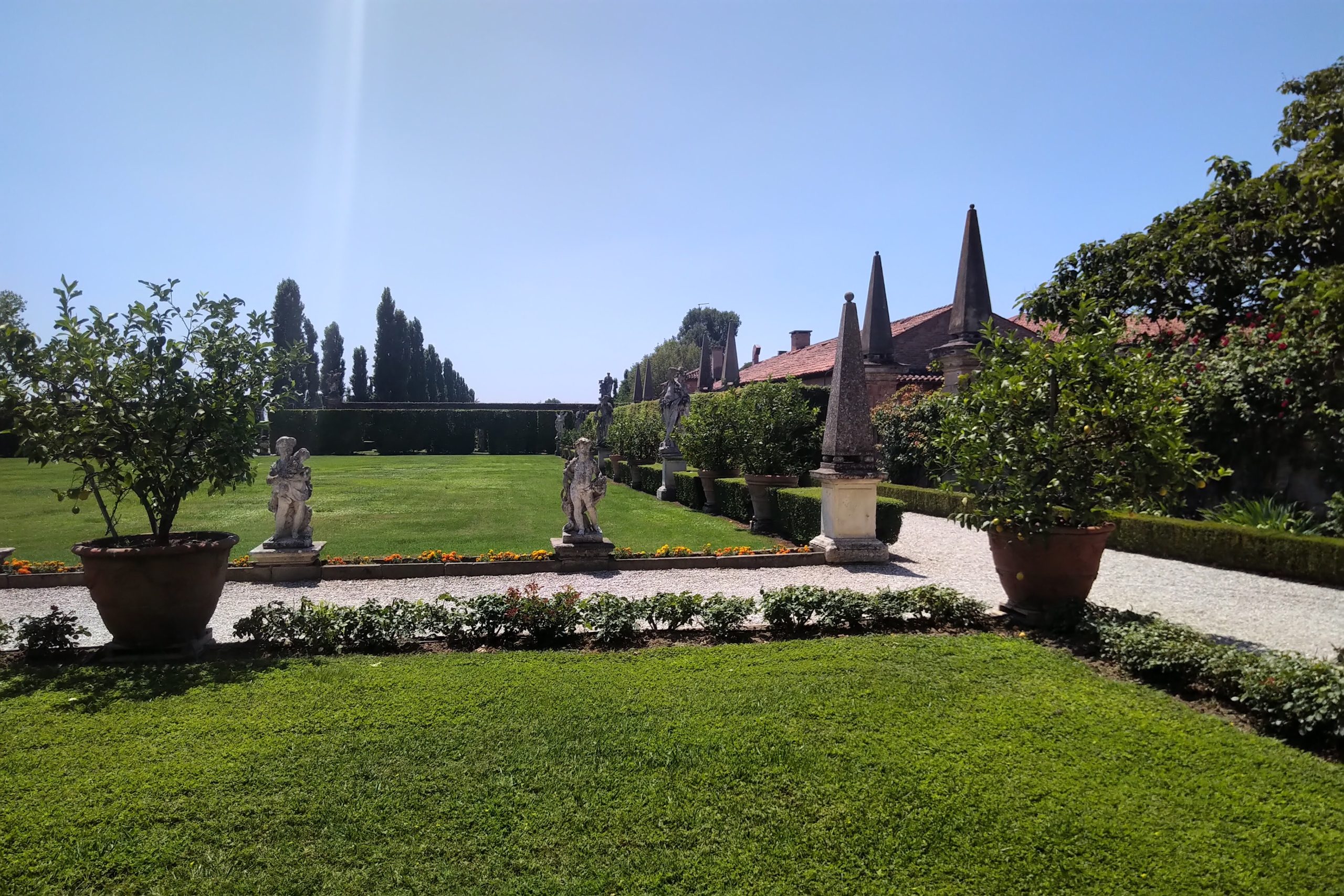 You are currently viewing Field Trip (and Shoe Review): Winery Garden in Italy